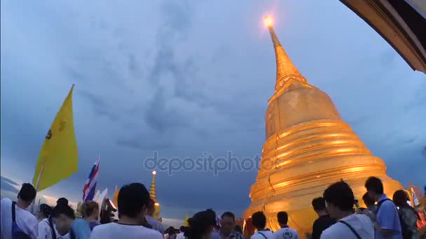 Timelapse van mensen rondlopen en bidden tot respect betuigen aan de pagode van Golden Mount — Stockvideo