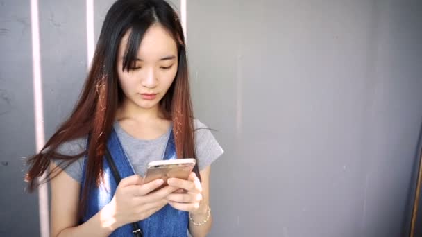 Asiático chinês mulher desfrutar usando inteligente telefone — Vídeo de Stock