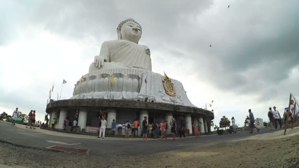 Turister besöker Phra Puttamingmongkol Akenakkiri Big Buddha-statyn på ön Phuket — Stockvideo