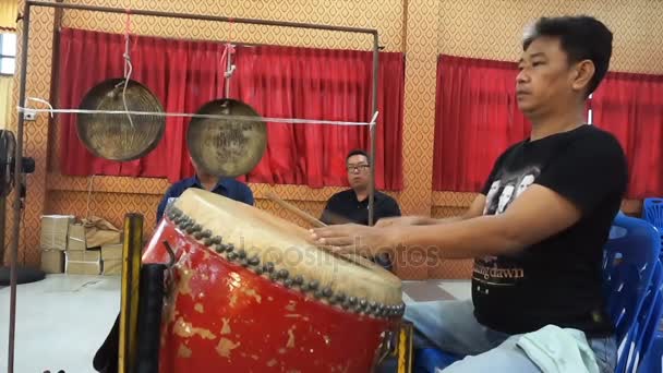 Unidentified  drummer beating drum in Chinese "Kong Tek" rite — Stock Video