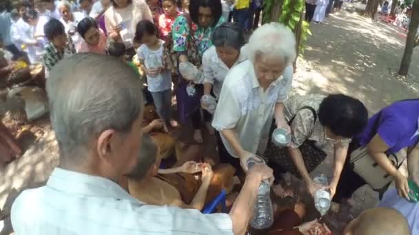 La gente celebra Songkran (festival de año nuevo / agua: 13 de abril) vertiendo agua para el sacerdote budista y pidiendo bendiciones — Vídeos de Stock