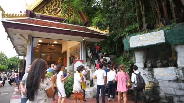 Des personnes non identifiées arrivent au sommet pour rendre hommage à la pagode de Golden Mount au temple Wat Saket — Video