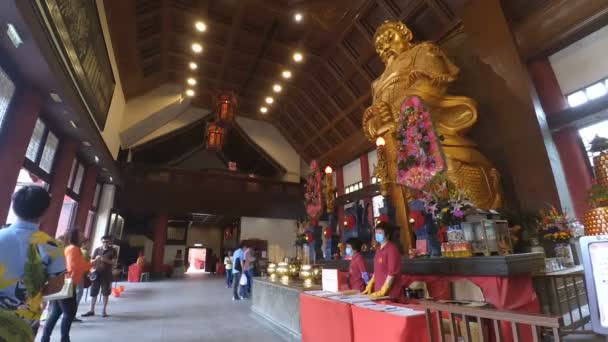 Het grote gouden Che Kung God standbeeld bij Che Kung Temple — Stockvideo