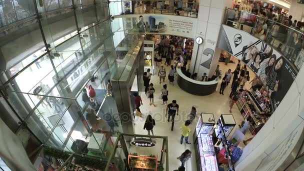 Sklep niezidentyfikowanych ludzi w Platinum Mall w Bangkok, Tajlandia — Wideo stockowe