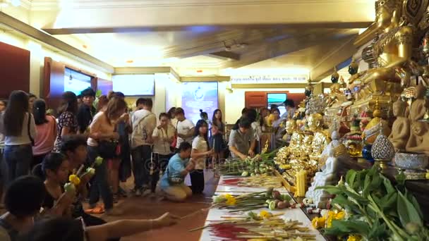 Unidentified people pay respect  Buddha statues at the Golden Mount, Wat Saket temple — Stock Video