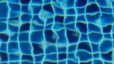 Mavi renkli mozaik karolar üzerinde su ripples