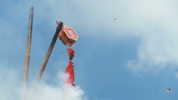 Roter Feuerwerkskörper explodiert gegen blauen Himmel — Stockvideo