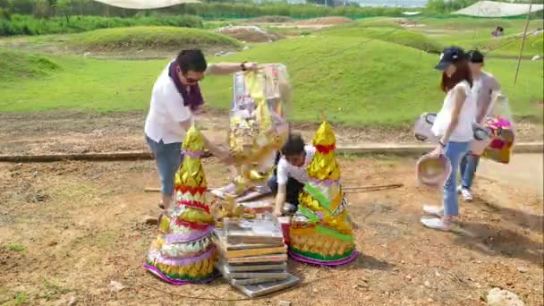 Thailändisch-chinesische Menschen verbrennen Gold-Silber-Papier und nützliche Dinge für den Vorfahren auf dem chinesischen Friedhof — Stockvideo