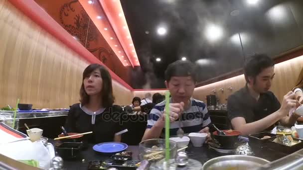 Ludzie jedzenie sushi sushi Przenośnik taśmowy w formie bufetu — Wideo stockowe