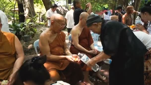 Människor fira Songkran (nyår / vatten festival: 13 April) av hälla vatten för buddhistisk präst — Stockvideo