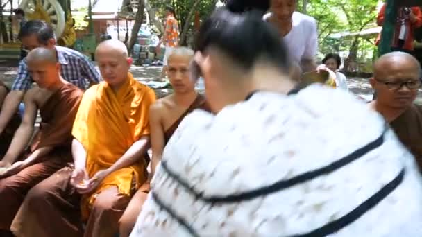 Ludzie obchodzą Songkran (nowy rok / woda festiwalu: 13 kwietnia) przez polewanie wodą dla Buddyjski ksiądz — Wideo stockowe