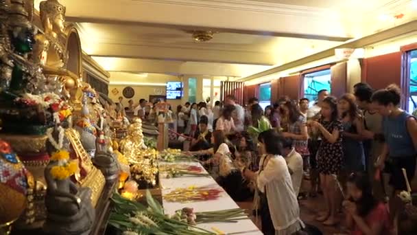 Orang-orang membayar menghormati patung Buddha di Gunung Emas, Kuil Wat Saket — Stok Video