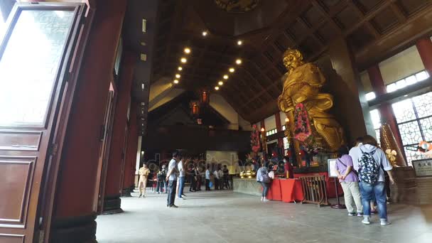 La grande statua dorata di Che Kung God al Tempio di Che Kung — Video Stock
