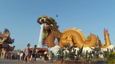 İnsanlar yeni yıl 2017 Dragon soyundan Müzesi'nde parkta kutlamak