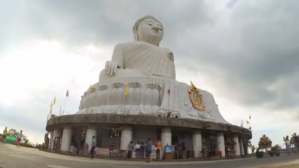 Τουρίστες επισκέπτονται την Phra Puttamingmongkol Akenakkiri Big Βούδα άγαλμα — Αρχείο Βίντεο