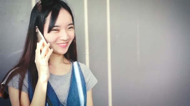 Joven asiático chino mujer hablando en inteligente teléfono — Vídeos de Stock