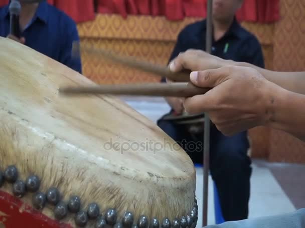 Perkusista bicie bębna w Ryt chiński "Kong Tek" — Wideo stockowe