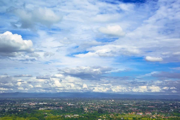 Mavi gökyüzü ve bulutlar chiang mai şehir üzerinde