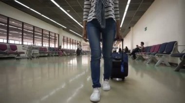 yavaş yavaş Havaalanı terminal yürüme arabası çanta kadınla