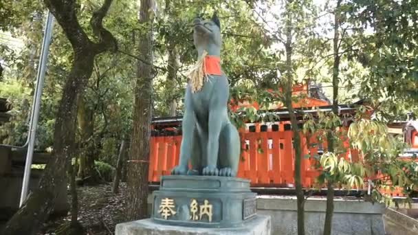Estatuas de Fox se encuentran a menudo en Fushimi Inari Taisha Shrine — Vídeo de stock