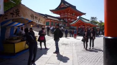 Turist ziyaret güzel mimari Fushimi Inari tapınak Tapınak
