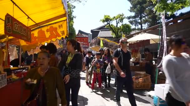 商店建築伏見稲荷神社寺院の近くの街の歩く観光客 — ストック動画