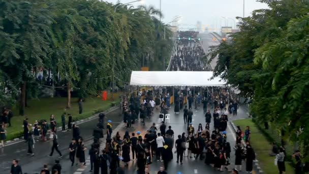 Voor een bezoek aan The Royal Crematorium van Zijne Majesteit Koning Bhumibol Adulyadej brug Phra Pinklao liepen mensen — Stockvideo