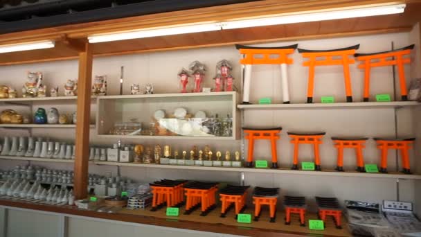 Tienda de souvenirs tradicional japonesa en el templo del santuario de Fushimi Inari — Vídeos de Stock