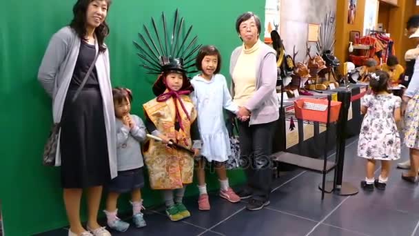 Crianças não identificadas vestidas como um estilo tradicional de guerreiro japonês — Vídeo de Stock