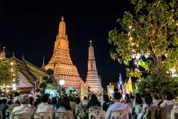 Thaise mensen en monnik bundelen morele bid aftellen tot 2018 in Wat Ar — Stockfoto