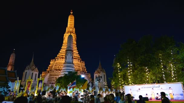 曼谷泰国 12月31日 泰国人和僧侣参加道德祈祷倒计时2018在笏阿伦寺和许多寺庙在全国2017年12月31日在曼谷 — 图库视频影像