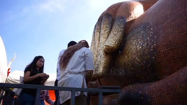Нахон Патхом Таиланд Декабря Люди Молятся Кладут Золотой Кусок Статуи — стоковое видео