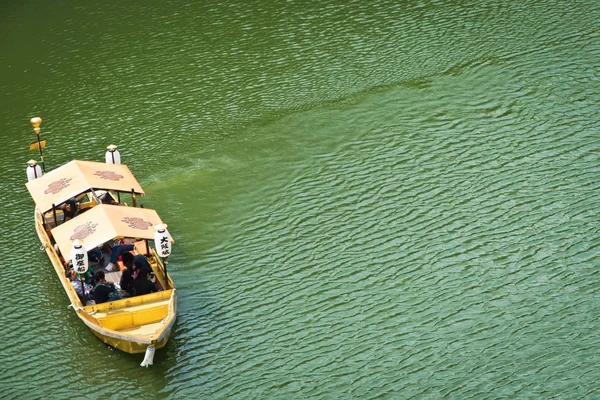 游客们在金色的老式日本船上旅行 — 图库照片