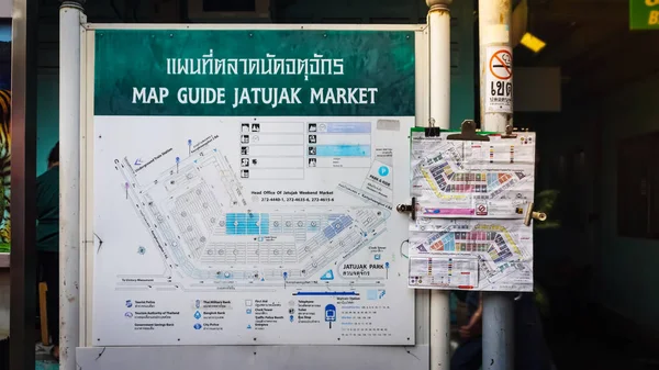 Vista de la guía del mapa en el mercado de Jatujak — Foto de Stock