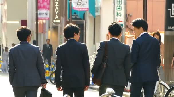 身元不明若い日本人男性ホワイト ワーカーまたは大阪 2017 日に通りを歩くサラリーマン — ストック動画