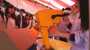 Kyoto, Japonya - 28 Nisan: Japonca ve turistler bir düşük queuing Fushimi Inari tapınak Tapınak, ünlü yerlerinden üzerinde 28 Nisan 2017 Kyoto, Kyoto, Japonya, portakal suyu satın almak 