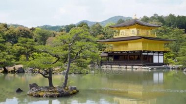 Kyoto, Japonya - 28 Nisan: Güzel Zen Budist tapınağı altın köşk Kinkakuji bir üst turizm hedef işareti üzerinde 28 Nisan 2017 Kyoto, Kyoto, Japonya 