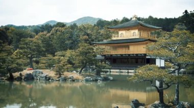 Kyoto, Japonya - 28 Nisan: Güzel Zen Budist tapınağı altın köşk Kinkakuji bir üst turizm hedef işareti üzerinde 28 Nisan 2017 Kyoto, Kyoto, Japonya 