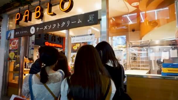 Osaka Giappone Aprile Giapponesi Turisti Fila Pablo Notte Famoso Negozio — Video Stock