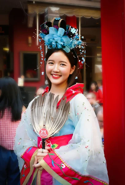 Неопознанная женщина в китайской традиционной одежде — стоковое фото