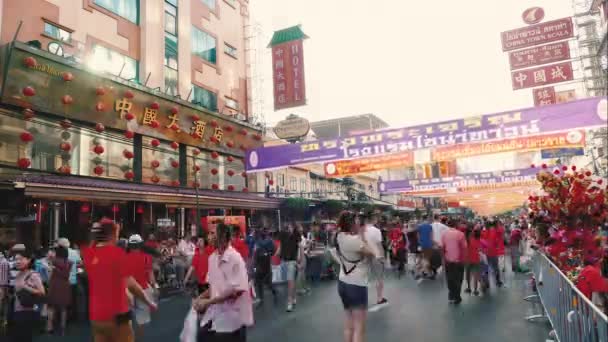 バンコク 不明の人が新年を祝うヤワラー通りで中に中国バンコクの中華街で 2018 日にタイのバンコクで — ストック動画