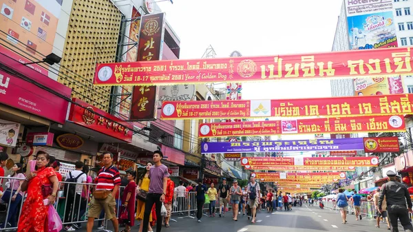 Personas no identificadas celebran en Yaowarat Road — Foto de Stock