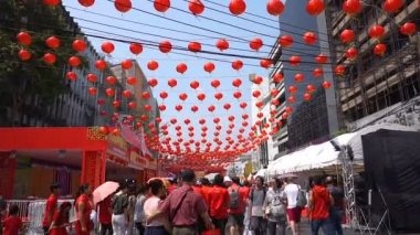 Bangkok, Tayland - 16 Şubat: Kimliği belirsiz kişiler Yaowarat Road'da sırasında Çin yeni yılı Bangkok'un Chinatown bölgesinde 16 Şubat 2018 üzerinde Bangkok, Tayland için kutlamak