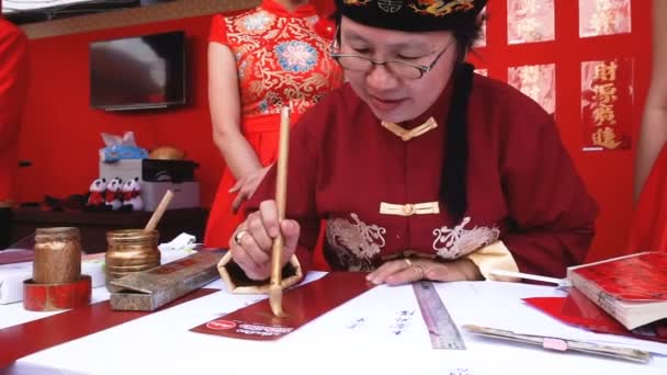 Bangkok Thailand Februari Een Geleerde Schrijft Geluk Geluk Chinese Kalligrafie — Stockvideo