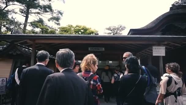 Kyoto Japan April Personer Biljetter Till Buddhistiska Templet Gyllene Paviljongen — Stockvideo