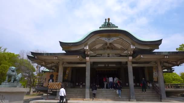 Osaka Giappone Aprile Turisti Giapponesi Viaggiano Pregano Santuario Hokoku Uno — Video Stock