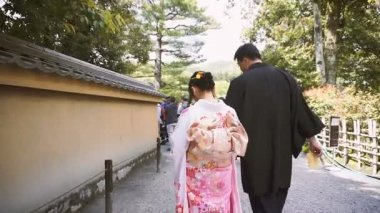 Kyoto, Japonya - 28 Nisan: Turist ve geleneksel Yukata ve Kimono ile Japon çift Kinkakuji bir üst turizm hedef landmark Kyoto 28 Nisan 2017 yılında Kyoto, Japonya ziyaret edin 