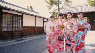 Kyoto, Japonya - 29 Nisan: Turist alır resmi geleneksel Yukata Kimono Kyoto, Japonya üzerinde 29 Nisan 2017 Kiyomizu-Dera Budist tapınağı'nda olan Japon kadınların 