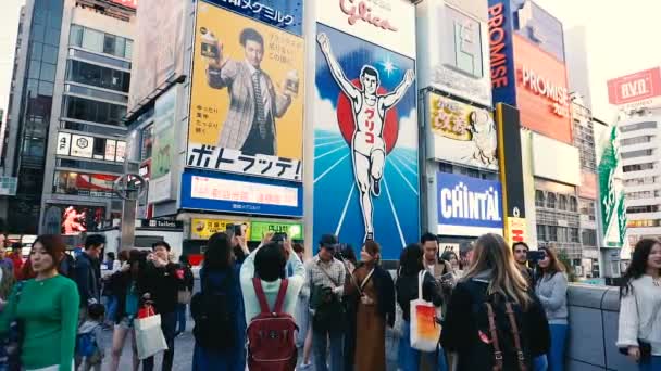 観光客と日本の人々 が旅行を楽しむ有名なグリコ男で看板や他の広告道頓堀でサインイン 2017 日大阪にて — ストック動画