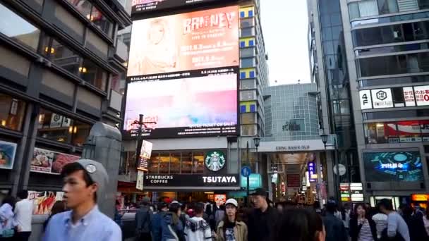 京都市 恵比寿橋 筋を大阪にて 2017 日に日本の大阪で主要な観光地の つの入り口の前に通りの人々 — ストック動画